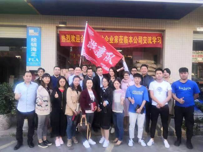 怡远动力同雄鹰队成员一起合影留恋