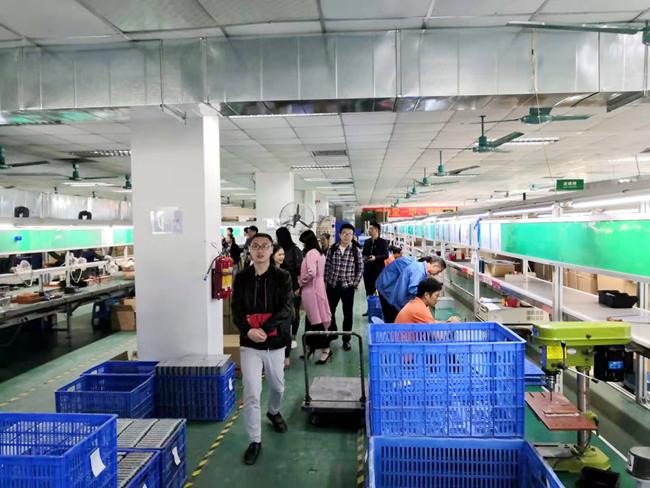 怡远小伙伴在成良电源生产现场