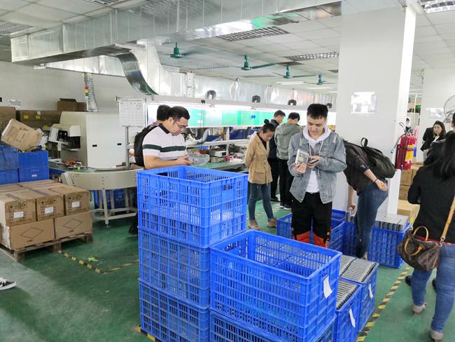 怡远彭总查看成良生产的产品